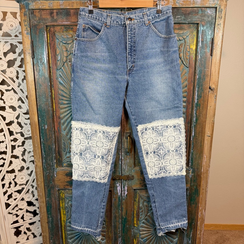 Vintage style high rise jeans lace knee patches embroidery